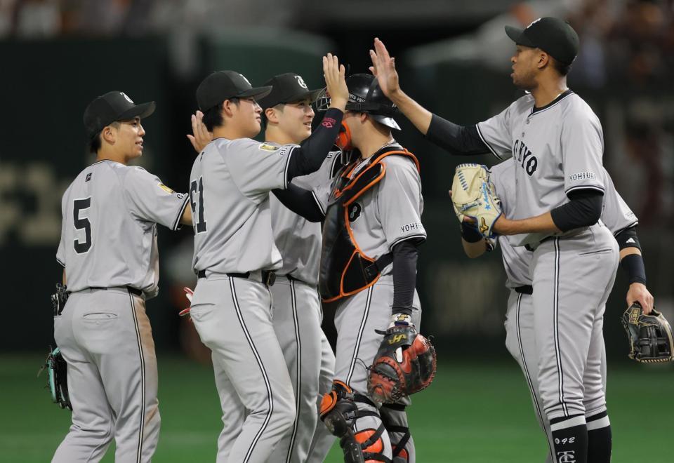 　４連勝でタッチを交わす泉口（中央）ら巨人ナイン（撮影・西岡正）