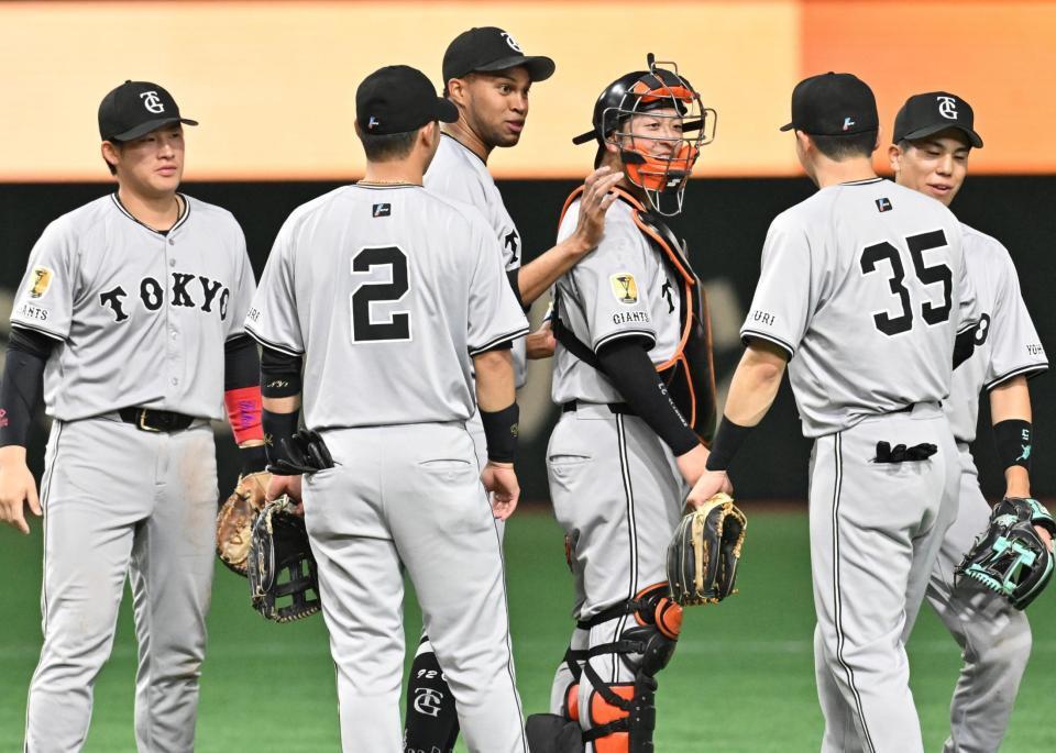 　ヤクルトに連勝し喜ぶ巨人ナイン