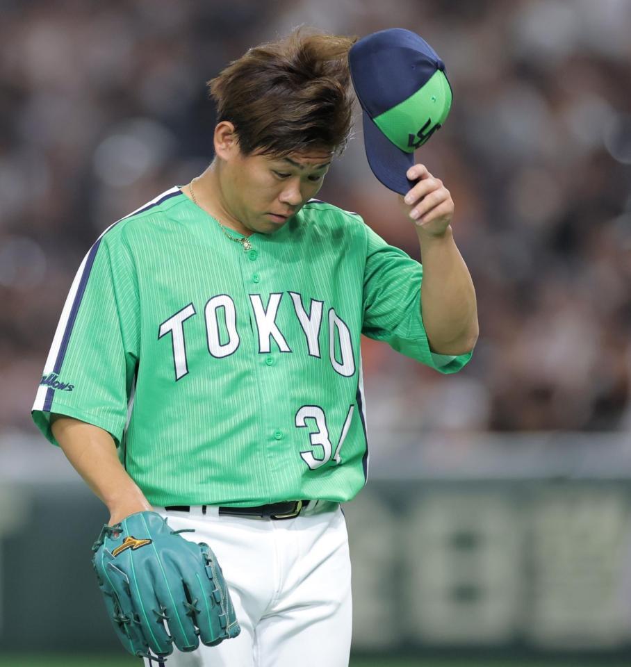 　８回、巨人に勝ち越しを許し、肩を落として引き揚げる田口（撮影・西岡正）