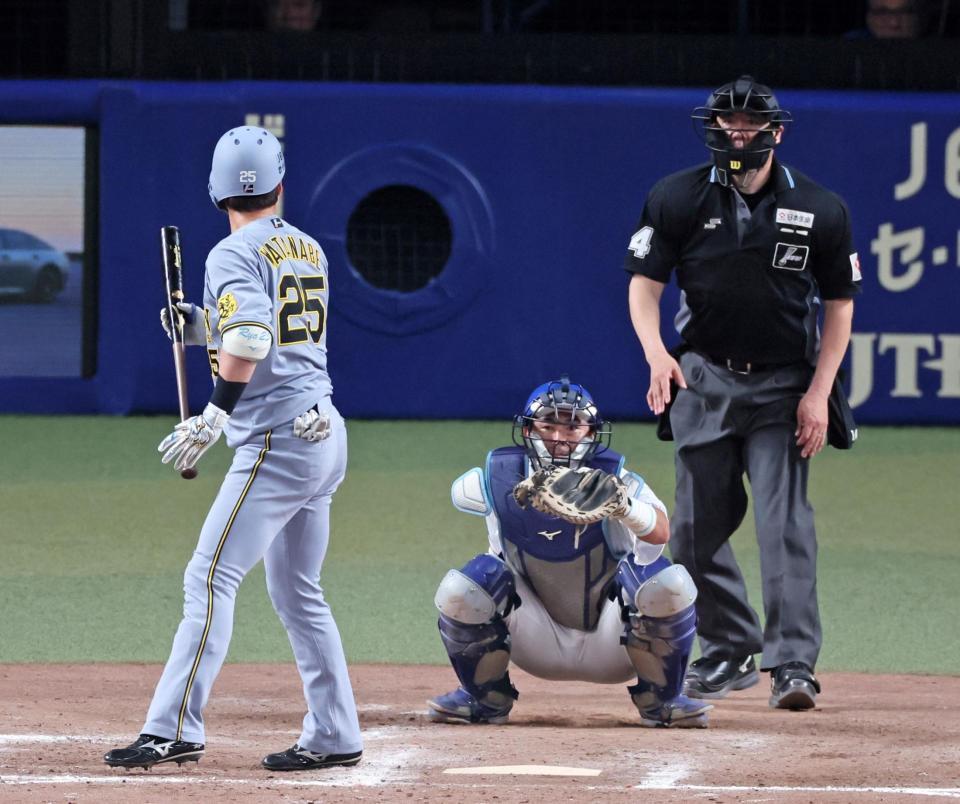 　四球を選び一塁へ向かう渡辺（撮影・立川洋一郎）