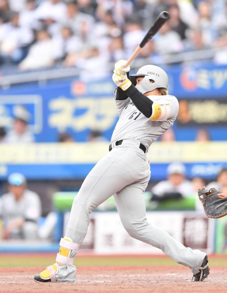 　４回、左越え適時二塁打を放つ山本（撮影・開出牧）