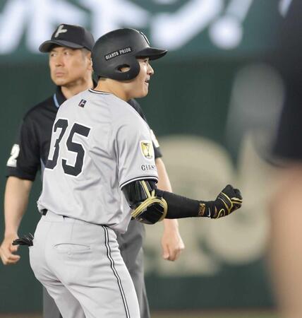 　８回、勝ち越し２点二塁打を放ち、ガッツポーズの泉口（撮影・西岡正）