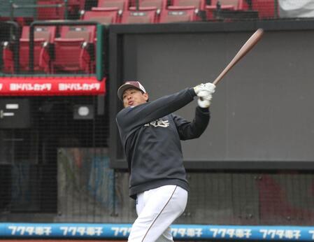 　２０００安打達成から一夜明け、早出のロングティーで汗を流す浅村（撮影・金田祐二）