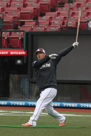 　２０００安打達成から一夜明け、早出のロングティーで汗を流す浅村（撮影・金田祐二）