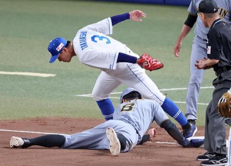 　２回、大山の三ゴロ失策と送球間で三塁を狙うもアウトになる佐藤輝（撮影・立川洋一郎）