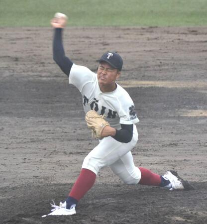 　先発して力投する大阪桐蔭・中野