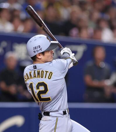 　９回、勝ち越しとなる２点適時二塁打を放つ坂本（撮影・北村雅宏）