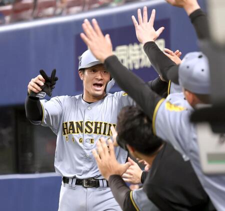 　９回、生還した坂本はナインと喜び合う（撮影・田中太一）