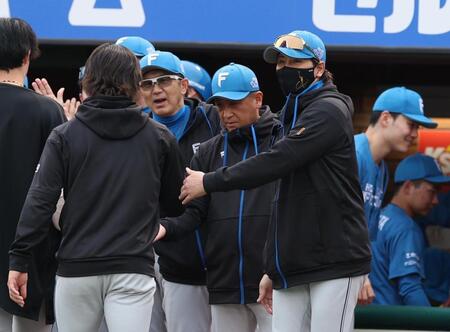 　ナインを迎える新庄監督（撮影・金田祐二）