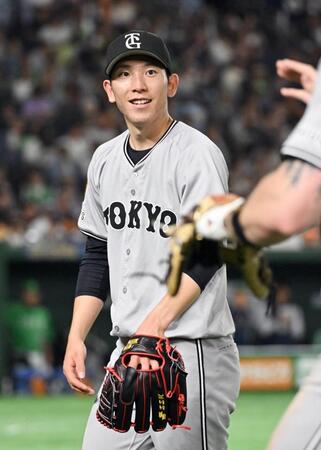 　６回表を終え、笑顔でベンチに戻る戸郷