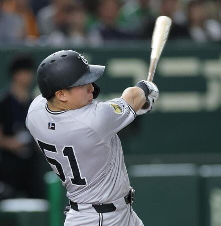 　２回、中前に先制打を放つ浅野（撮影・西岡正）