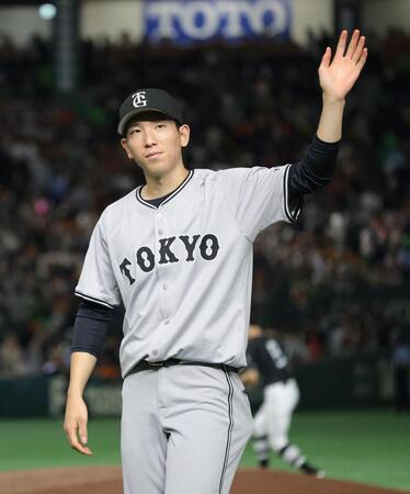 　今季初勝利を挙げ、スタンドに手を振る戸郷（撮影・西岡正）