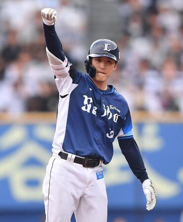 　８回、右越え２点適時二塁打を放ちガッツポーズを決める元山（撮影・開出牧）