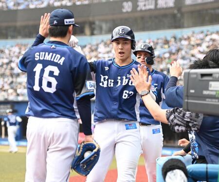 　４回、外崎の先制中前適時打で生還し、隅田（１６）とタッチを交わす長谷川（中央）とネビン（右後方）＝撮影・開出牧