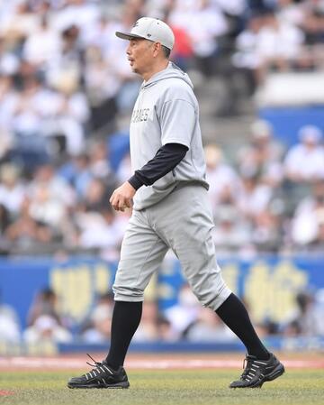 　７回、投手交代を告げマウンドへ向かう吉井監督（撮影・開出牧）