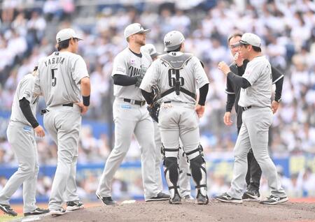 　７回、古賀に右前打を打たれたボス（中央）は建山コーチ（右手前）のアドバイスを受ける（撮影・開出牧）