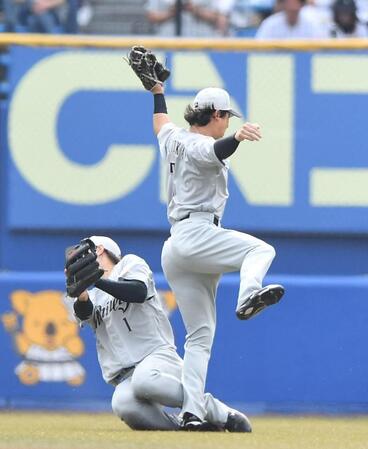 　５回、西川の二飛を右翼手・藤原（左下）と接触しながら好捕する藤岡（撮影・開出牧）