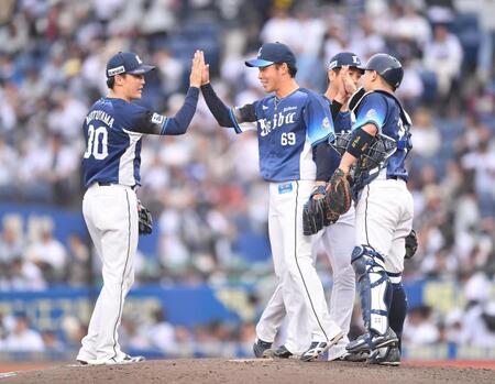 　ロッテに連勝しタッチを交わす元山（左）ら西武ナイン（撮影・開出牧）