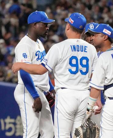 　９回、自らの失策から失点を重ね、井上監督（９９）から降板を告げられるマルテ