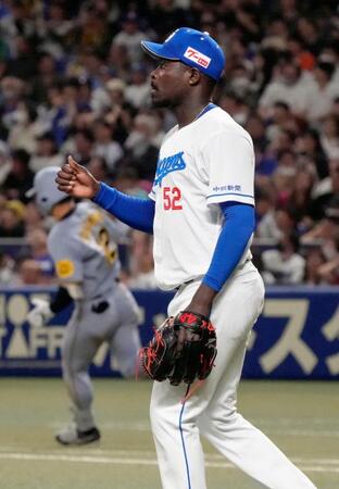 　９回、坂本（左）に勝ち越しの２点二塁打を許したマルテ