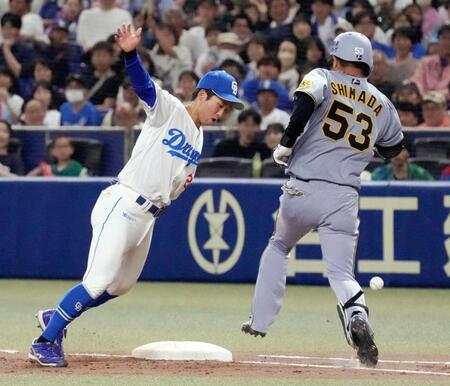 　９回、島田（右）の投前バントをマルテが一塁カバーに入った二塁手・田中へ悪送球。この回２度目の失策で追加点を許した