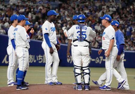 　９回、自らの失策から失点を重ね、井上監督（右から２人目）から降板を告げられるマルテ（中央左）