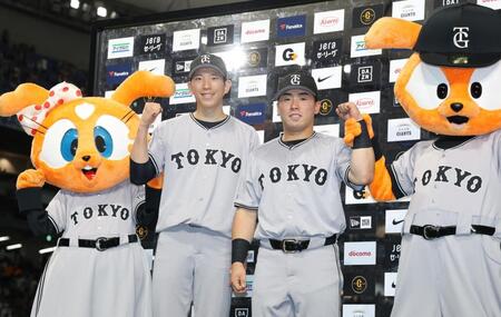 　お立ち台でガッツポーズの戸郷（左）と浅野（撮影・西岡正）