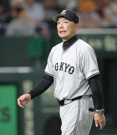 　７回、選手交代を告げ、ベンチへ戻る阿部監督（撮影・西岡正）
