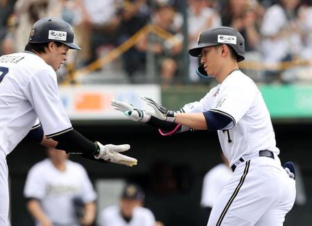　１回、西川（右）は右越えへ先制２点本塁打を放ち、タッチを交わす