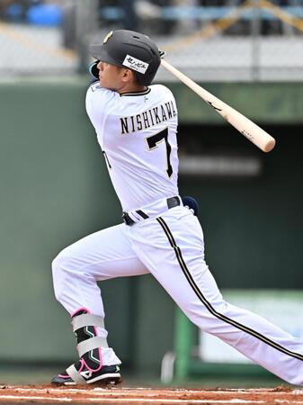 　１回、右越えに先制２点本塁打を放ち、通算１０００安打を達成する西川