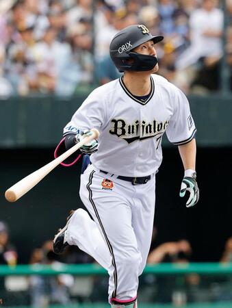 　１回、西川が右越えに通算千安打目となる先制２ランを放つ