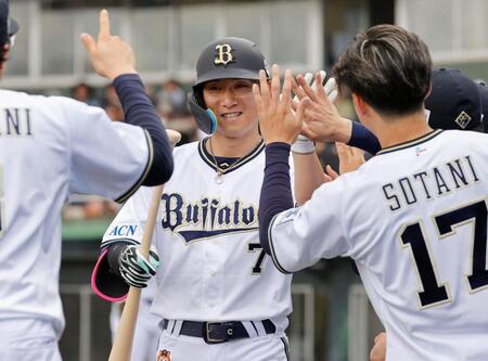 　１回、通算千安打目となる先制２ランを放ち、ナインとタッチする西川