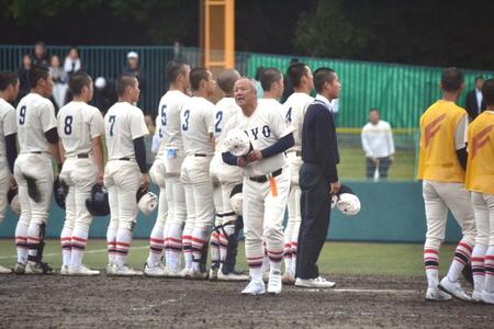 　試合後、大阪桐蔭ベンチに頭を下げる東洋大姫路・岡田監督