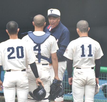 　指揮を執る東洋大姫路・岡田監督（右から２番目）