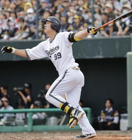 　５回オリックス無死二、三塁、杉本が左越えに３ランを放つ＝平和リース
