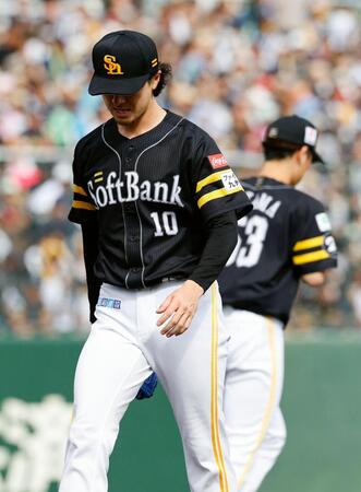 　５回、追加点を奪われ降板する上沢。奥は２番手の大山