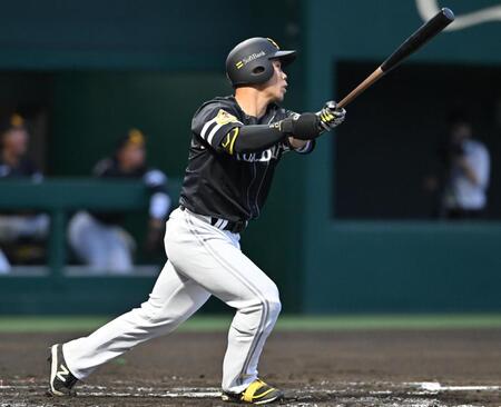 　３回、ソロ本塁打を放つ近藤＝２３日