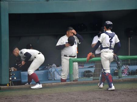 　劣勢の展開に苦い表情を浮かべる大阪桐蔭・西谷監督（左から２番目）