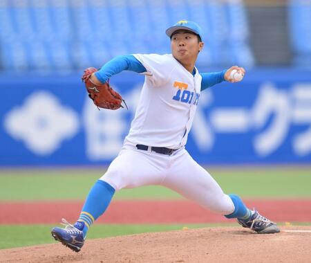 　力投する先発の東大・松本慎之介（撮影・伊藤笙子）