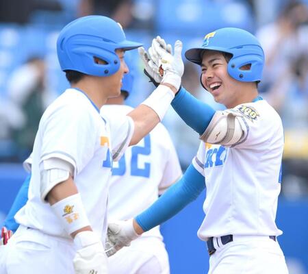 　２回、左越え２ランを放ち、酒井捷（左）と笑顔でハイタッチする東大・秋元諒（撮影・伊藤笙子）