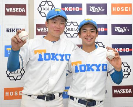 　１イニング２本塁打の記念ボールを手に笑顔を見せる東大・荒井慶斗（左）と秋元諒（撮影・伊藤笙子）