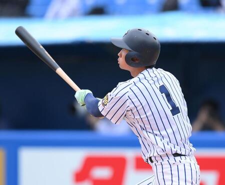 　７回、逆転の右越え２ランを放つ立大・鈴木唯斗（撮影・伊藤笙子）