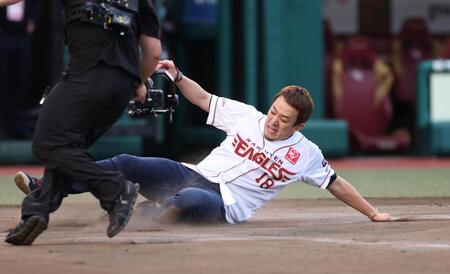 　お約束の本塁滑り込みのファンキー加藤（撮影・金田祐二）