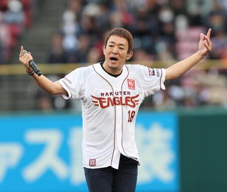 　試合後、熱唱するファンキー加藤（撮影・金田祐二）