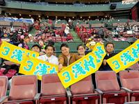 　仙台・楽天モバイルパークまで応援に駆けつけた大阪桐蔭メンバー、親友の森川さん（左から２人目）