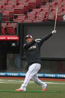 　２０００安打達成から一夜明け、早出のロングティーで汗を流す浅村（撮影・金田祐二）