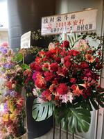 　阪神・野村克則コーチから浅村の２０００安打を祝う花