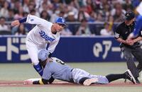 　２回、大山の三ゴロで三進を狙うも、タッチアウトになる一走・佐藤輝。左は三塁手・高橋周（撮影・北村雅宏）