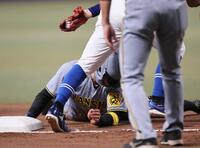 　２回、相手守備の乱れの間に三塁を狙うもアウトとなる佐藤輝（撮影・田中太一）