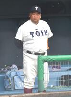 　ベンチで指揮を執る大阪桐蔭・西谷監督